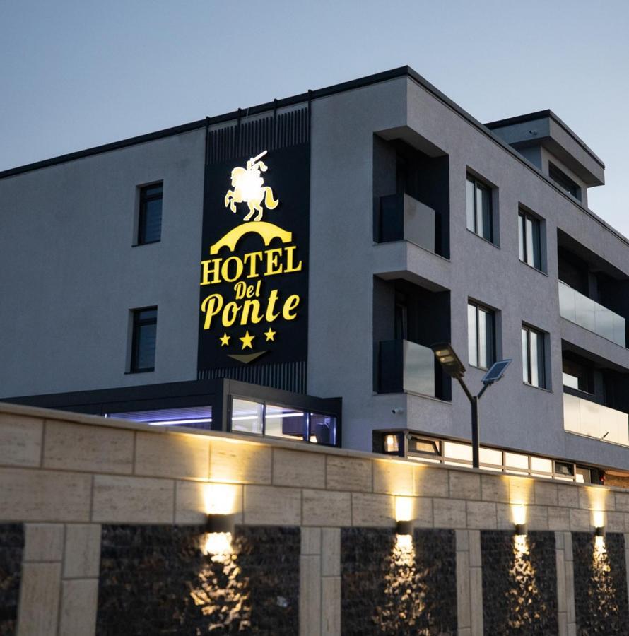 Hotel Del Ponte Targoviste Dış mekan fotoğraf