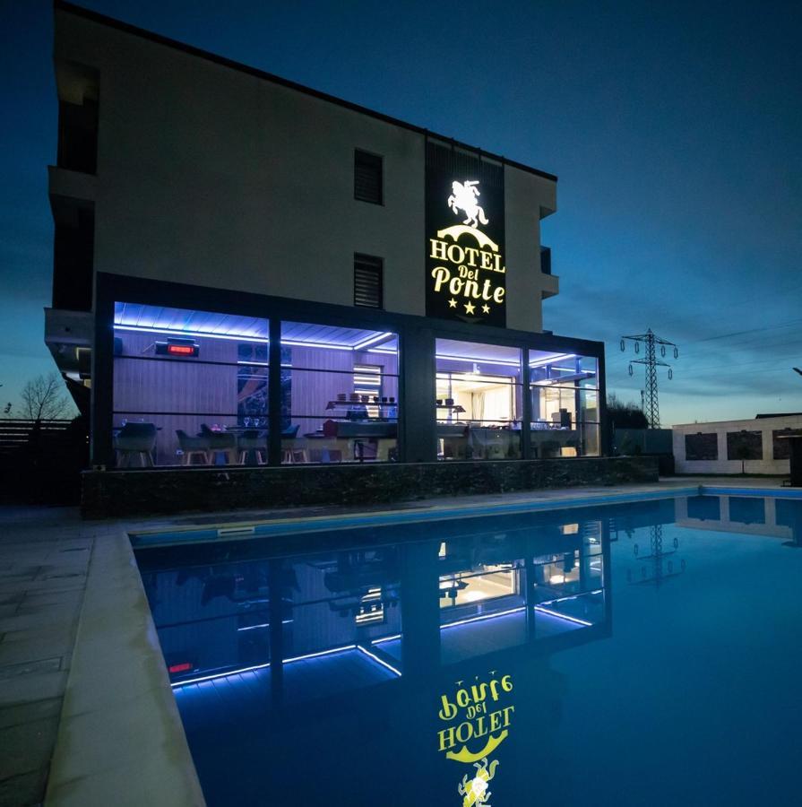 Hotel Del Ponte Targoviste Dış mekan fotoğraf