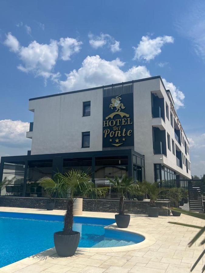 Hotel Del Ponte Targoviste Dış mekan fotoğraf